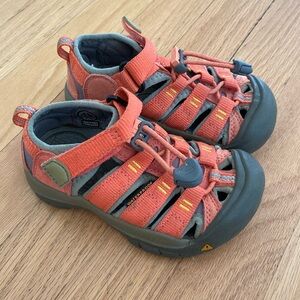 Keen girls Newport Toddler Size 9 sandals.